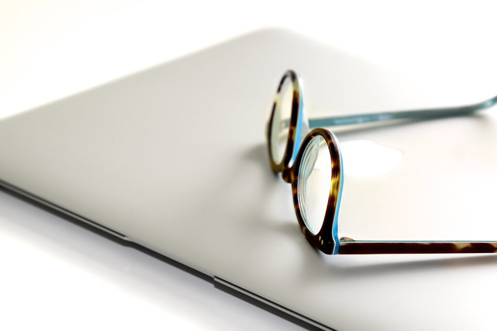 Blogartikel lesefreundlich gestalten: Laptop mit Brille