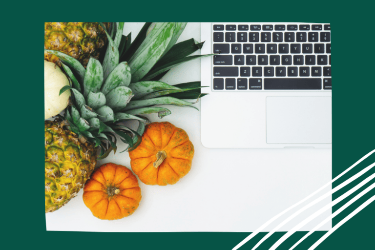 Laptop neben Kürbissen und Ananas: Saisonalen Content erstellen