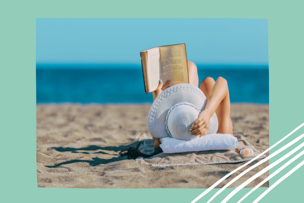 Sommer-Lesetipps: Frau liest am Strand ein Buch