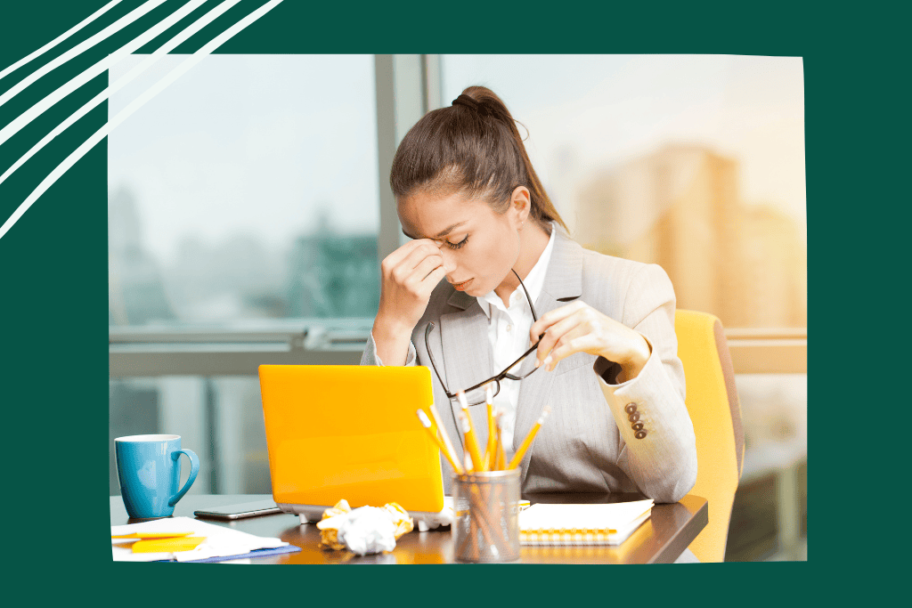 Blog ins Rollen bringen: Eine Frau verzweifelt vor ihrem Laptop