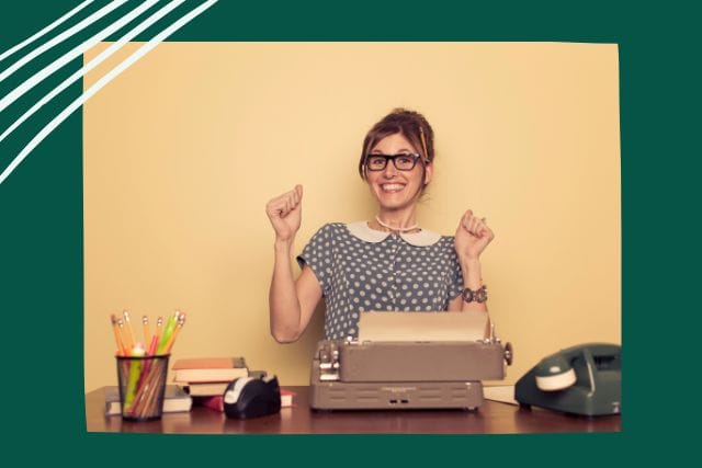 Begeisterte Frau an der Schreibmaschine, Symbolbild für den Artikel über Autorenbox und Co unter dem Blogartikel