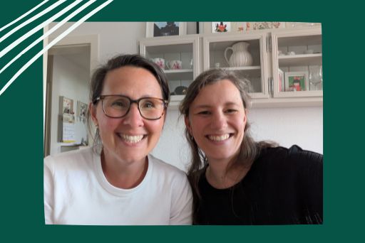 E-E-A-T SEO Johanna Adolphs-Kenning und Nina Obermüller prüfen einen Blogartikel nach E-E-A-T SEO
